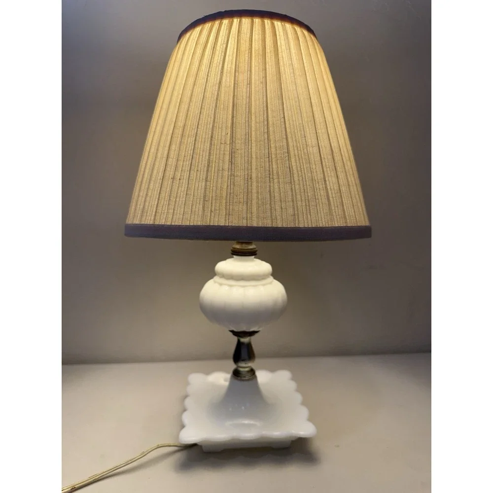 Vintage Milk Glass Leviton Table Accent Table Lamp 15